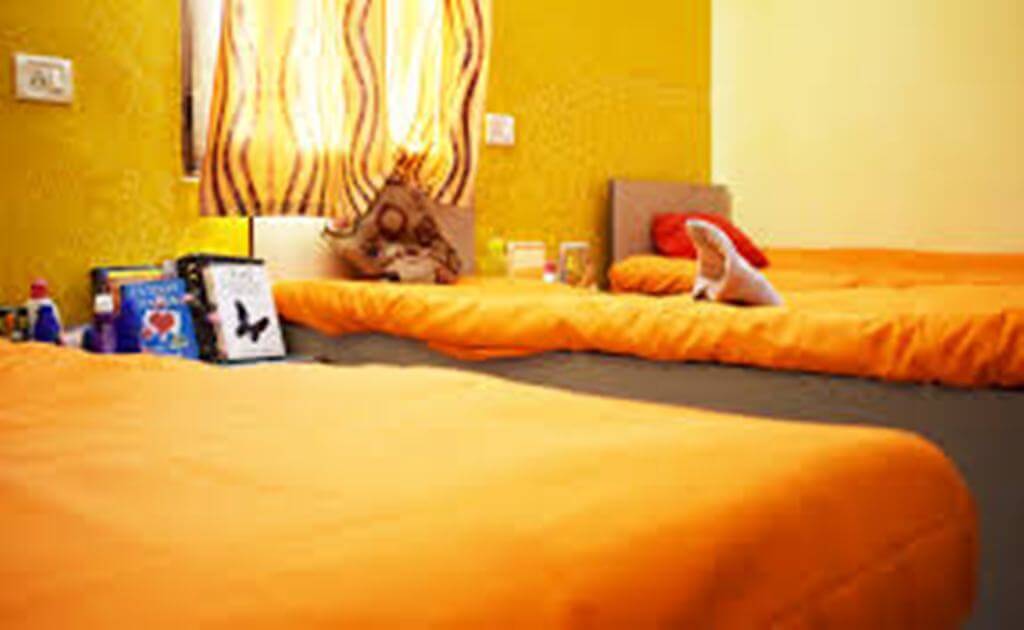 pg available for boys all amenities available ac,freeze, geyiser,sofa,fan, dinning table, led tv